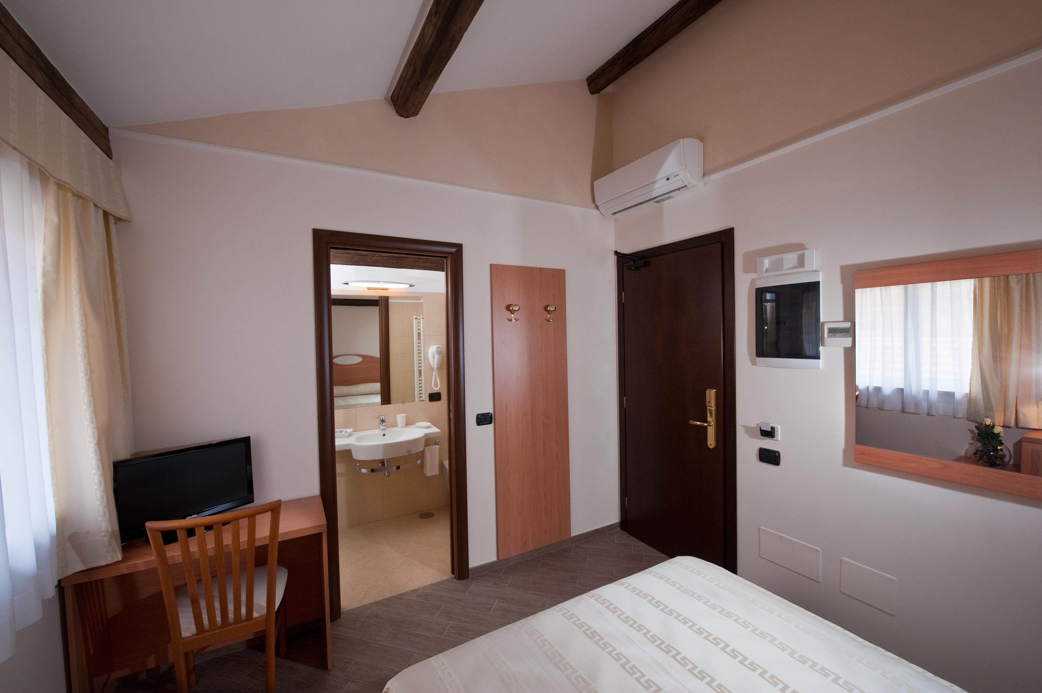 โฮเต็ล โรมา ทิเบอร์ทิน่า Hotel ภายนอก รูปภาพ