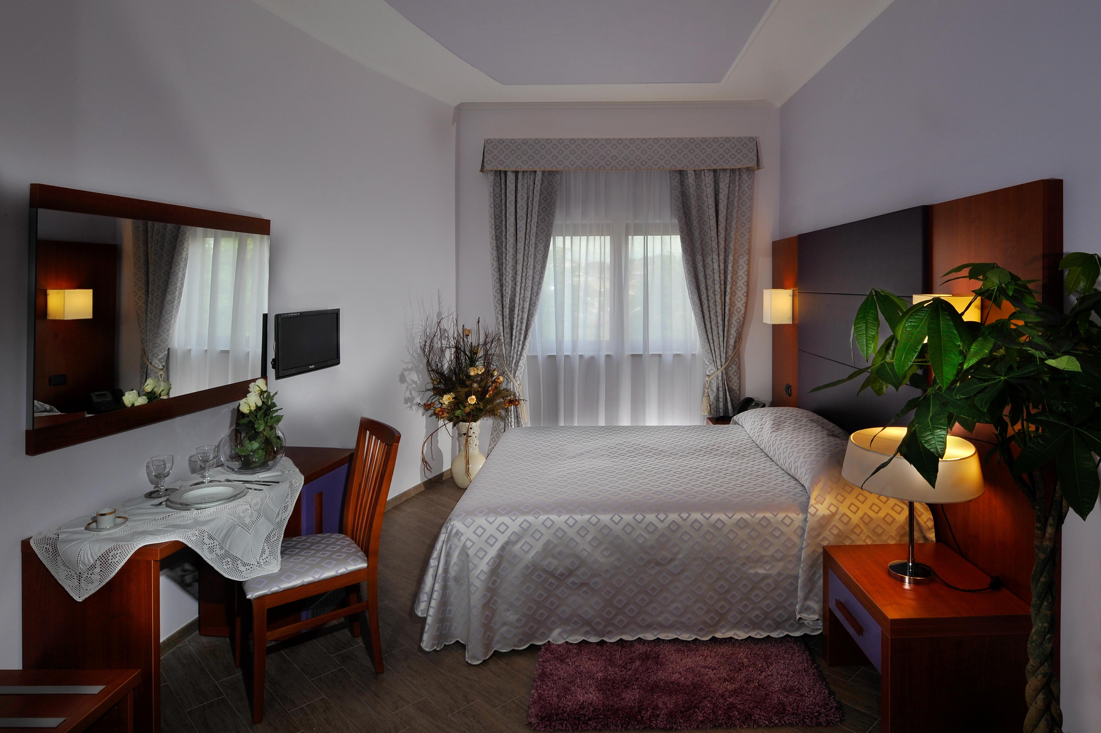 โฮเต็ล โรมา ทิเบอร์ทิน่า Hotel ภายนอก รูปภาพ