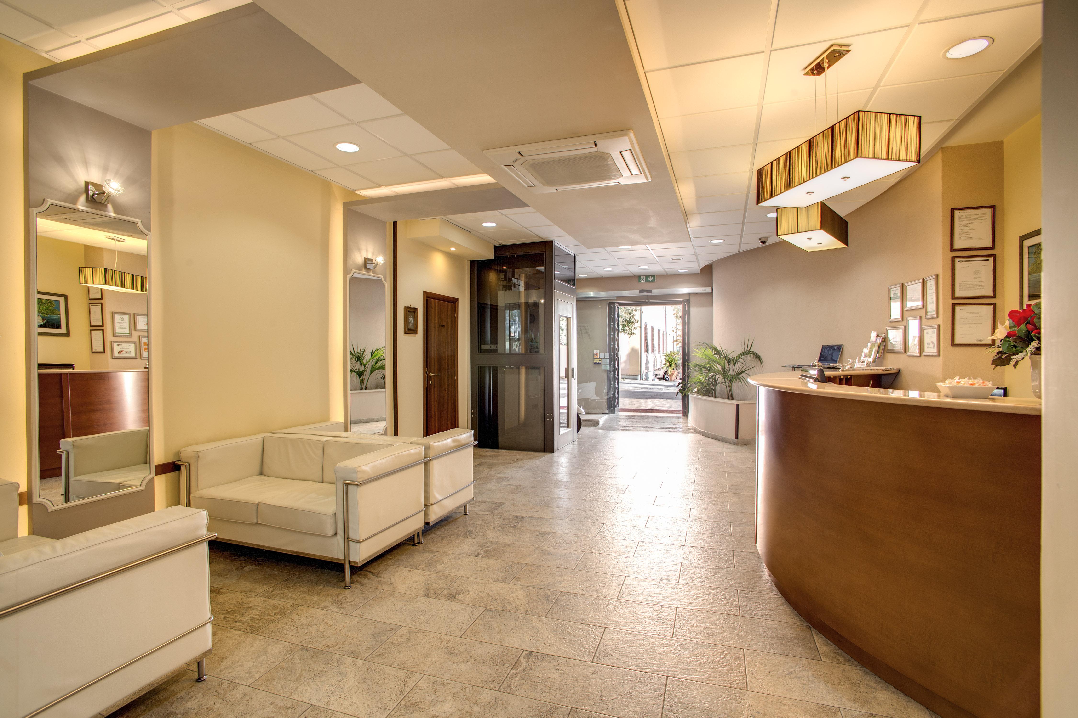 โฮเต็ล โรมา ทิเบอร์ทิน่า Hotel ภายนอก รูปภาพ