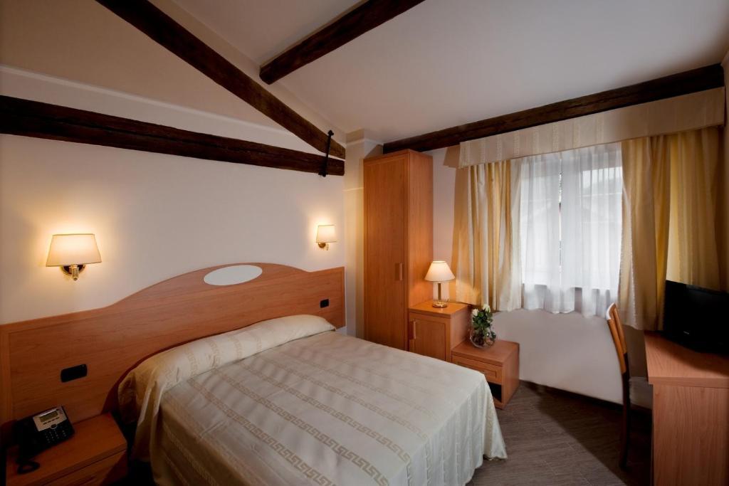 โฮเต็ล โรมา ทิเบอร์ทิน่า Hotel ภายนอก รูปภาพ