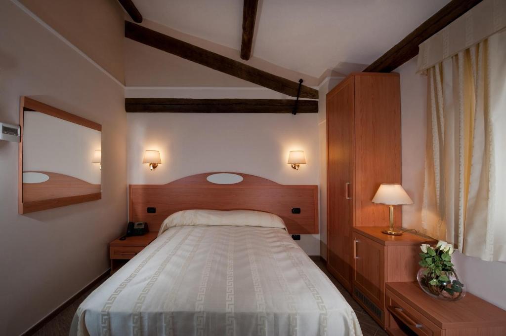 โฮเต็ล โรมา ทิเบอร์ทิน่า Hotel ภายนอก รูปภาพ