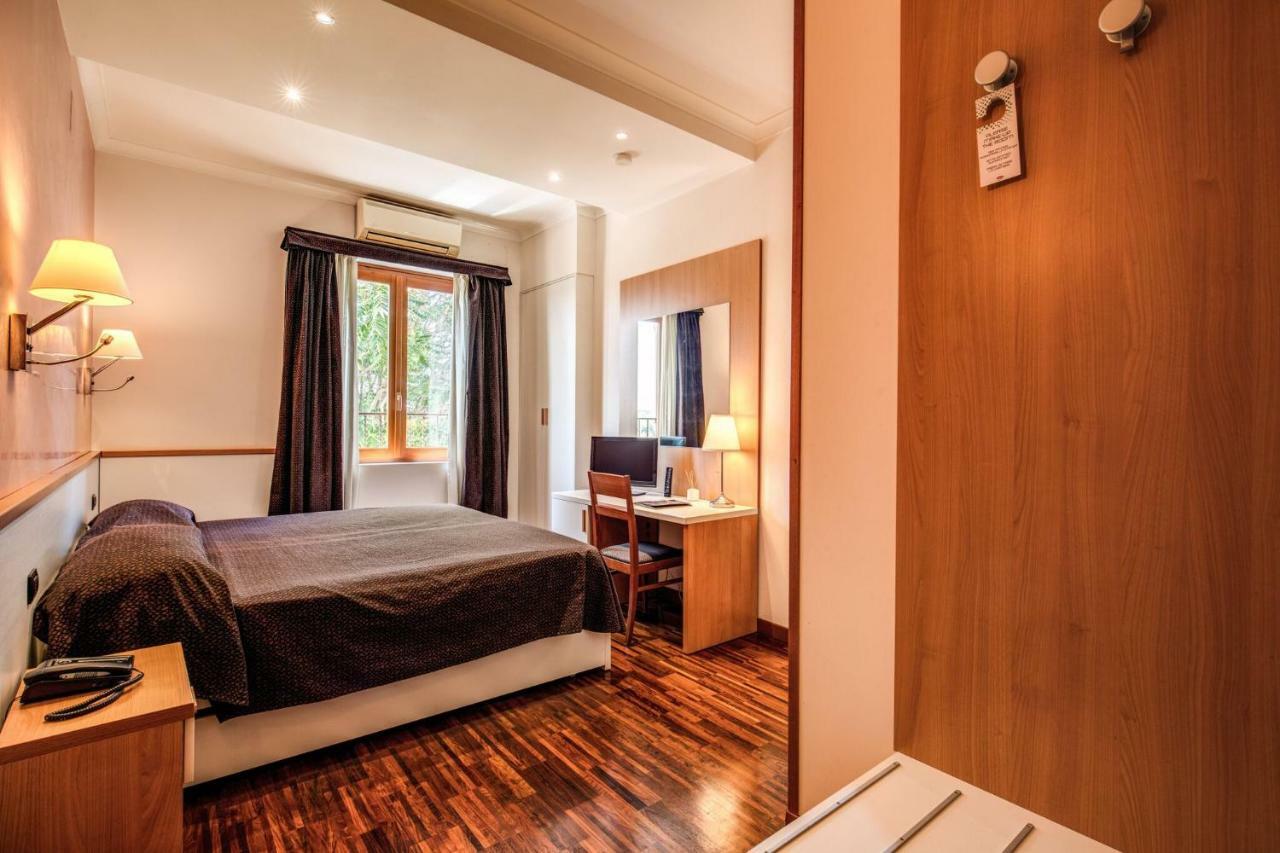 โฮเต็ล โรมา ทิเบอร์ทิน่า Hotel ภายนอก รูปภาพ