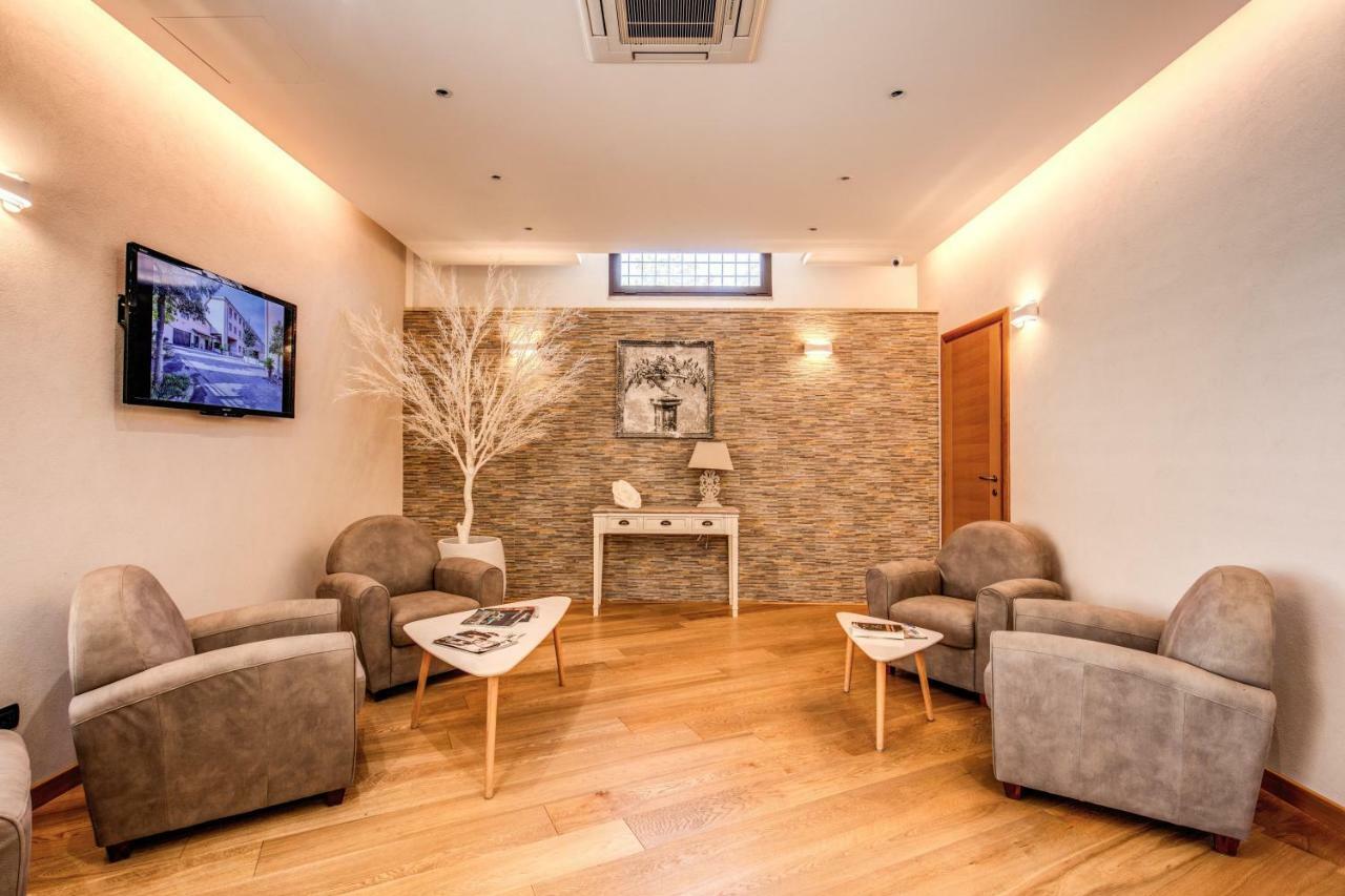 โฮเต็ล โรมา ทิเบอร์ทิน่า Hotel ภายนอก รูปภาพ