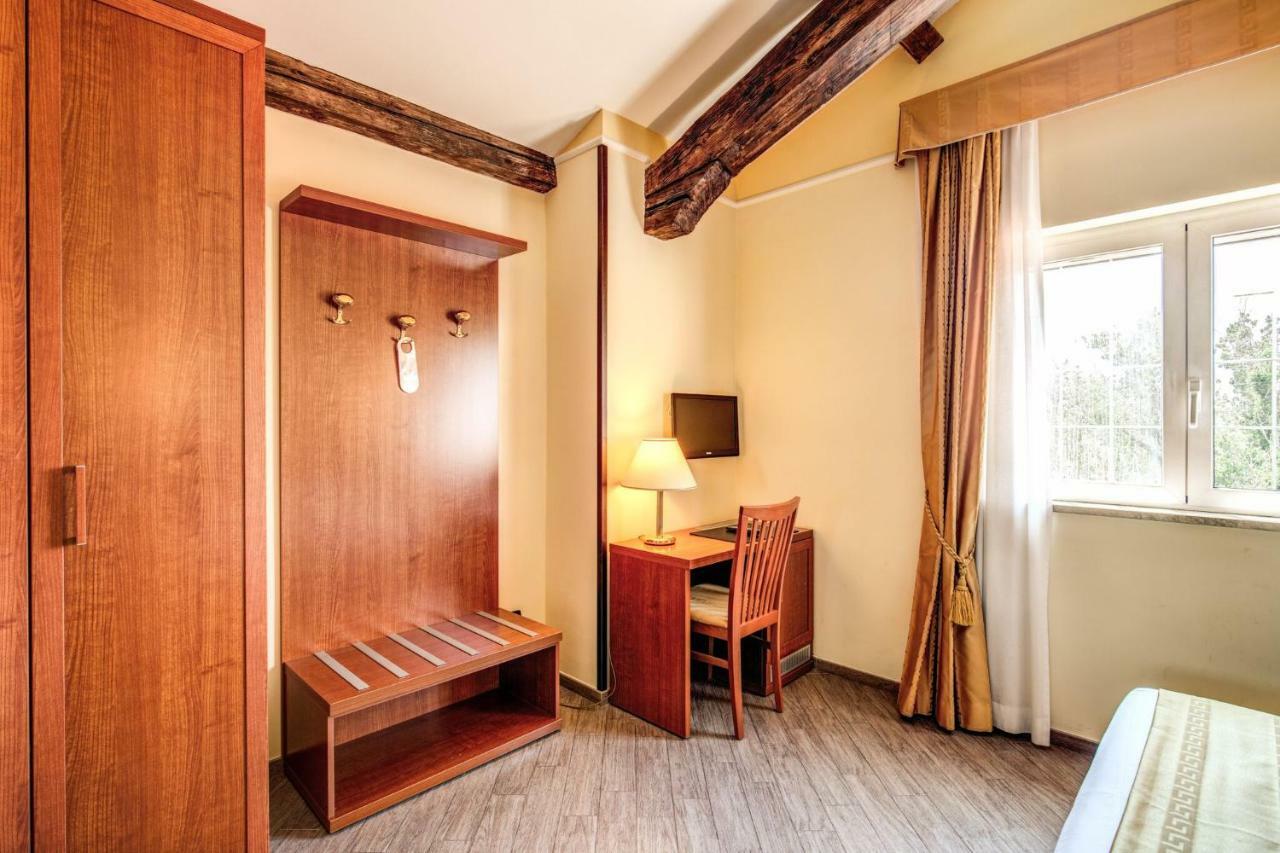 โฮเต็ล โรมา ทิเบอร์ทิน่า Hotel ภายนอก รูปภาพ